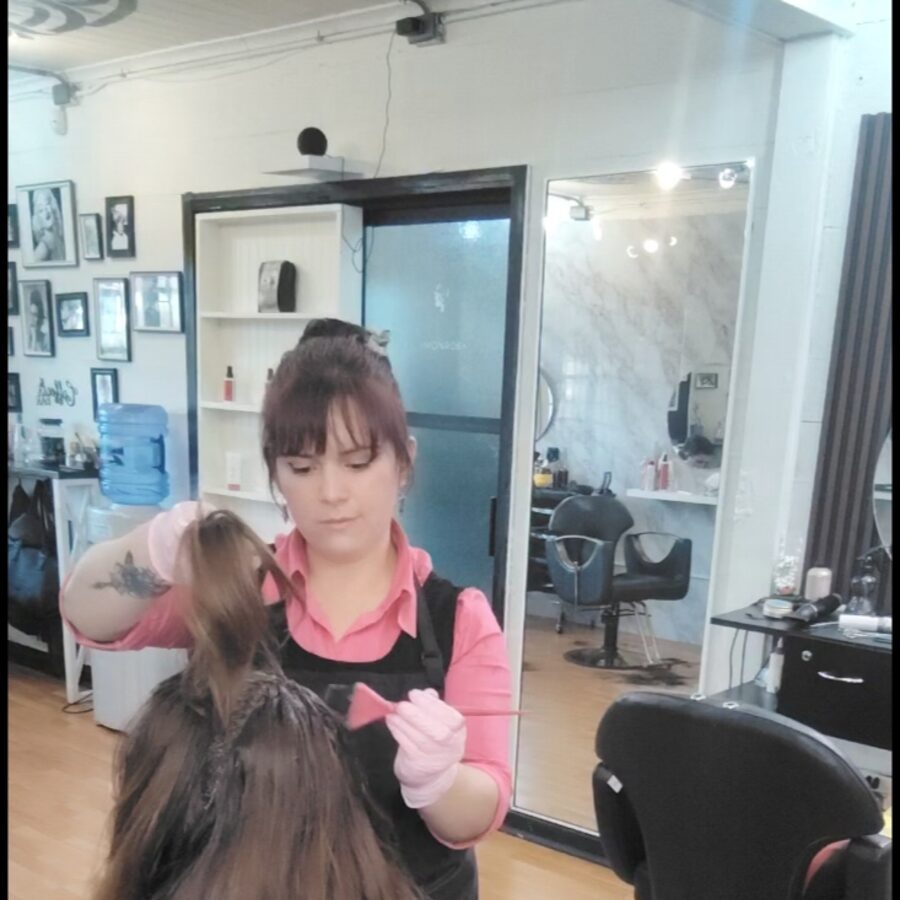 Aplicación de color en proceso - Carla Nicole Estilista